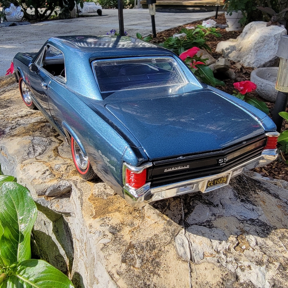 MOTORMAX ♡ 1967 Slate Blue Metallic Chevelle SS396 1:18 Scale Diecast Model - Picture 13 of 17